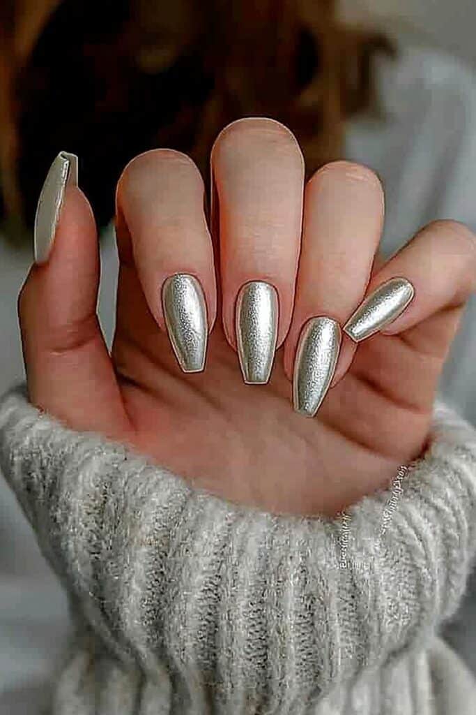 Pearlized beige nails with a wintery glow.