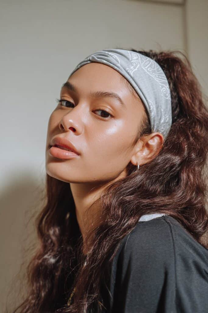 Fresh sporty-chic high ponytail framed by a wide fabric headband – Headband Hairstyles series.