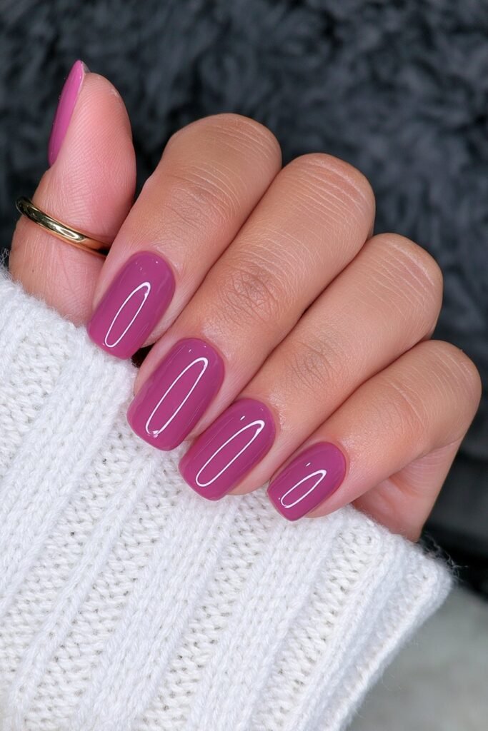 Short Bordeaux purple nails with a high-gloss finish.