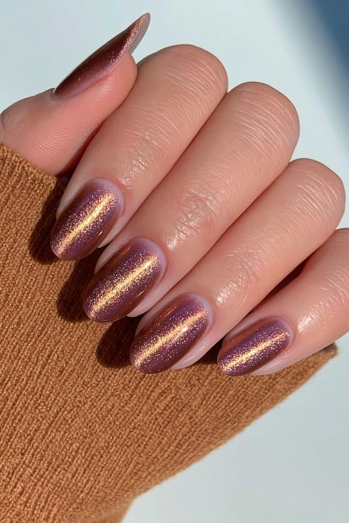 Short round nails in silver velvet with luminous cat-eye reflection.