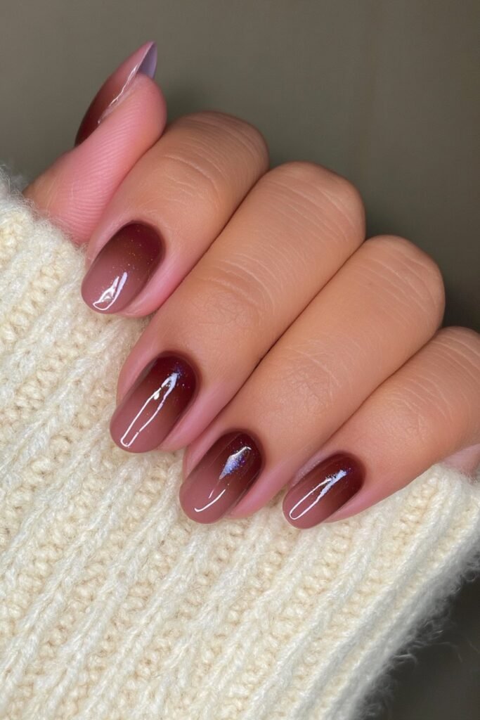 Short nails with a seamless caramel-to-toffee brown ombré.