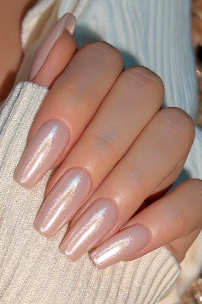 Short squoval nails in luminous champagne velvet with golden magnetic shimmer.