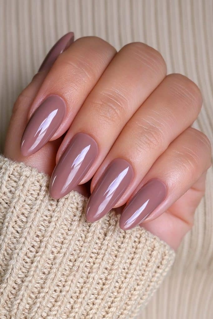 Short round nails in creamy mocha mousse brown with glossy shine