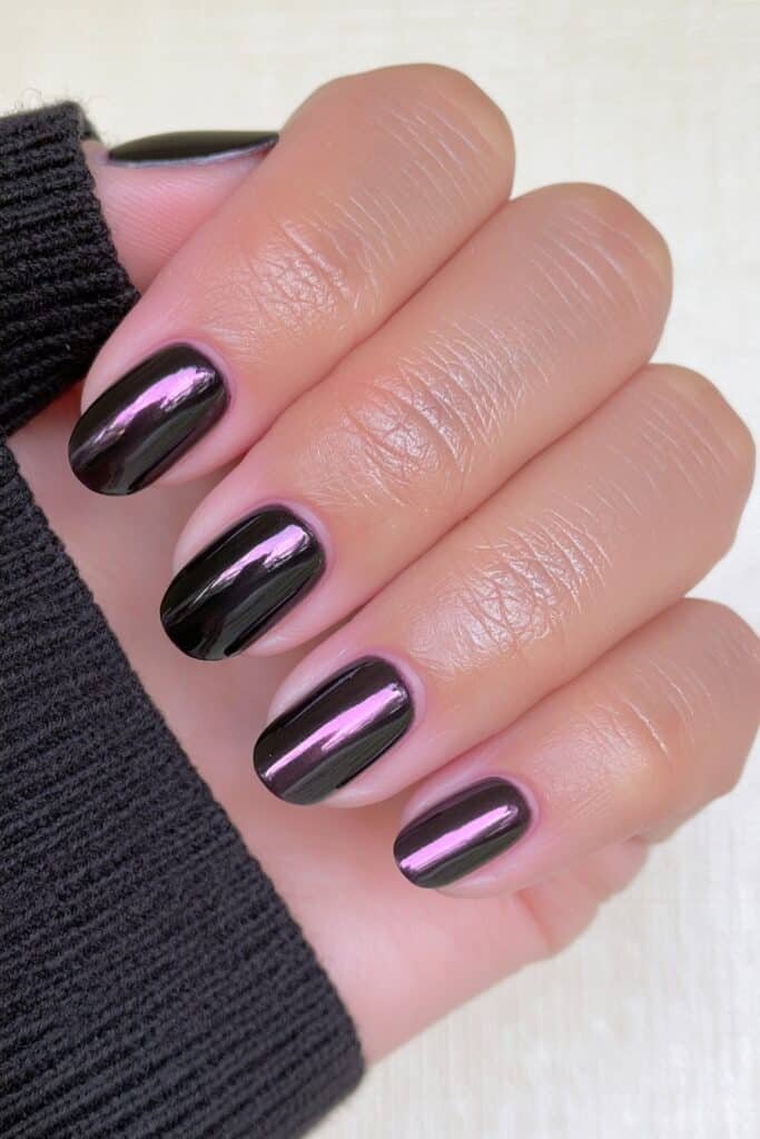 Short black nails with a sleek glossy finish.