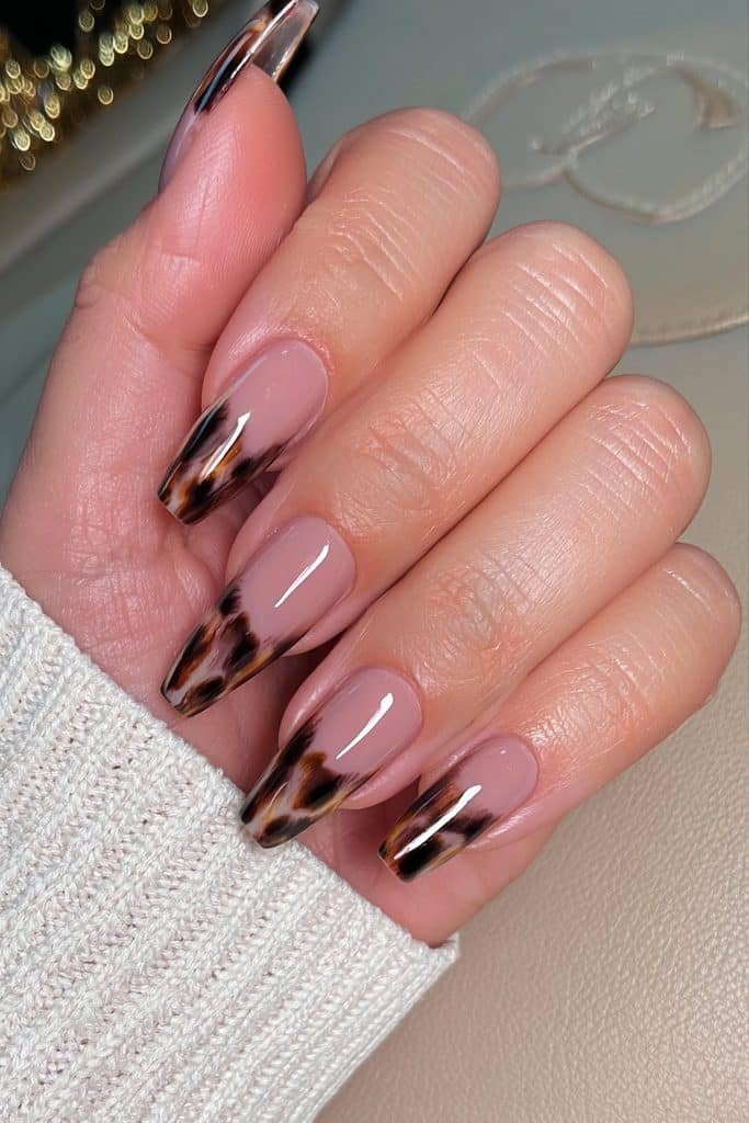 Coffin tortoiseshell nails with rich amber and caramel tones