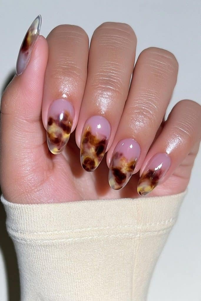 Tortoiseshell ombré nails fading from nude to espresso brown