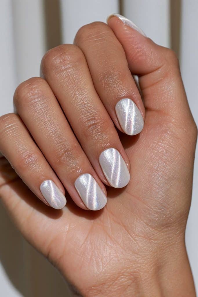 Aurora pearl white cat eye nails with magnetic light bands and subtle lavender, blue, and pink reflections