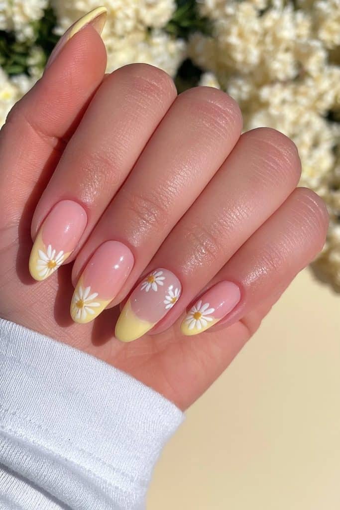 Butter yellow daisy nails with tiny white petals and golden-yellow flower centers