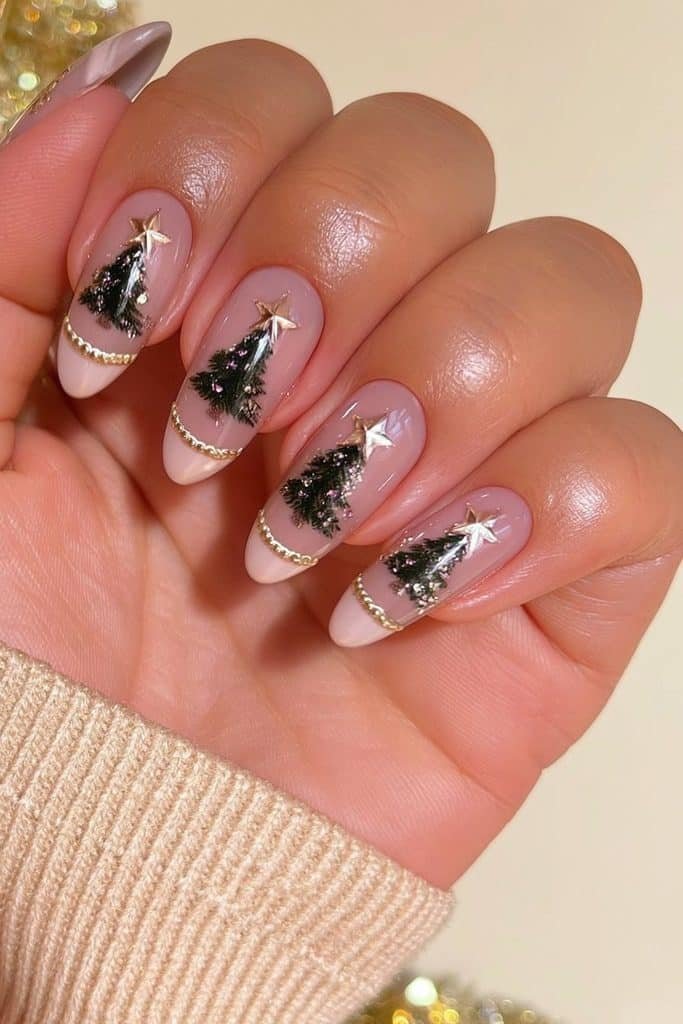 Forest-green Christmas tree nails topped with metallic gold stars and delicate garlands
