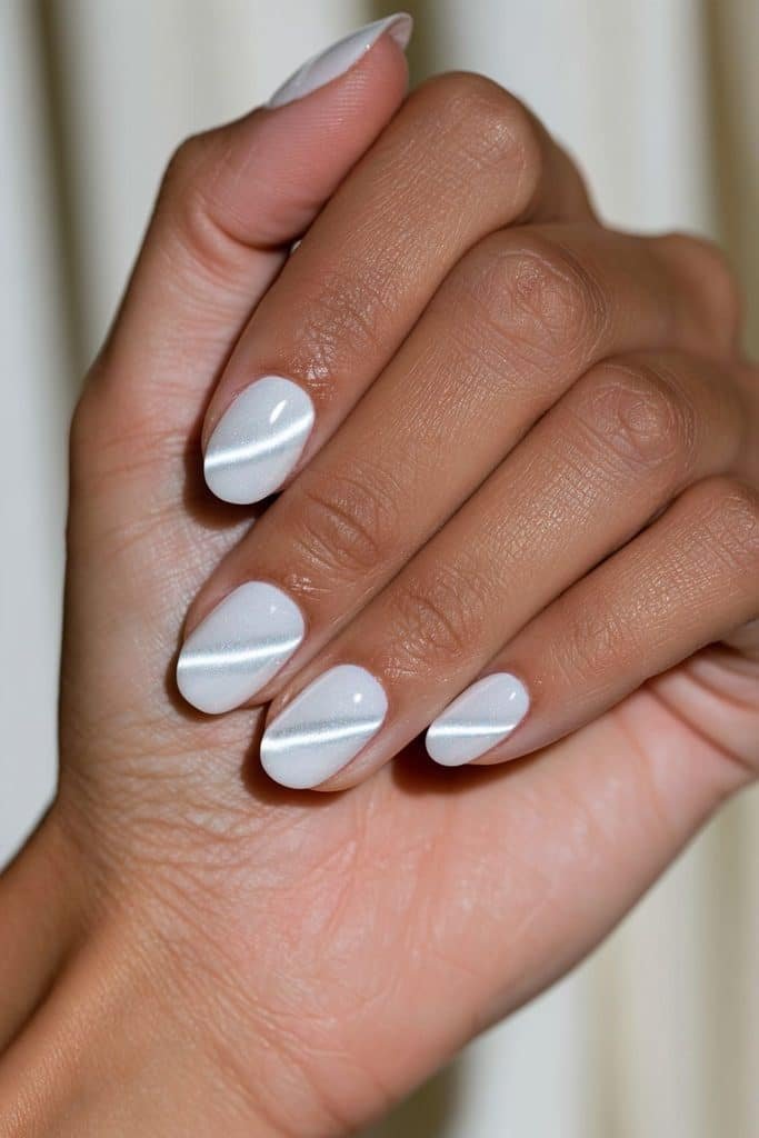 Classic pearl white cat eye nails with reflective silver-white magnetic bands