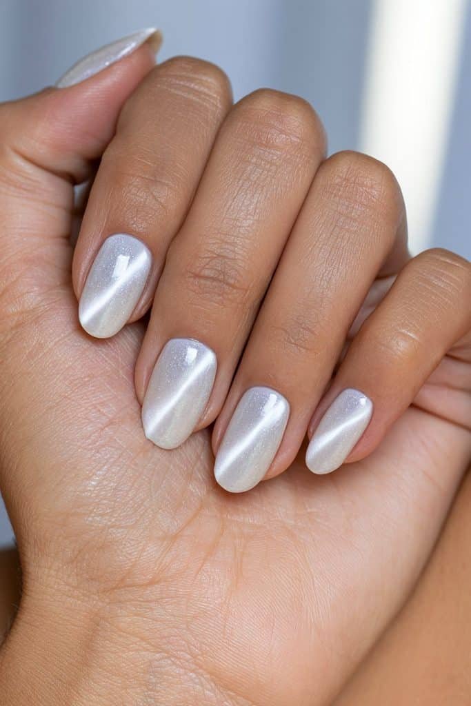 Silver-white cat eye nails with icy magnetic bands and a dimensional glossy finish