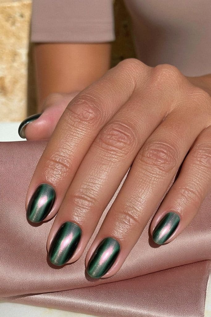 Dark green velvet cat eye nails with a soft, diffused emerald glow and luxurious glossy polis